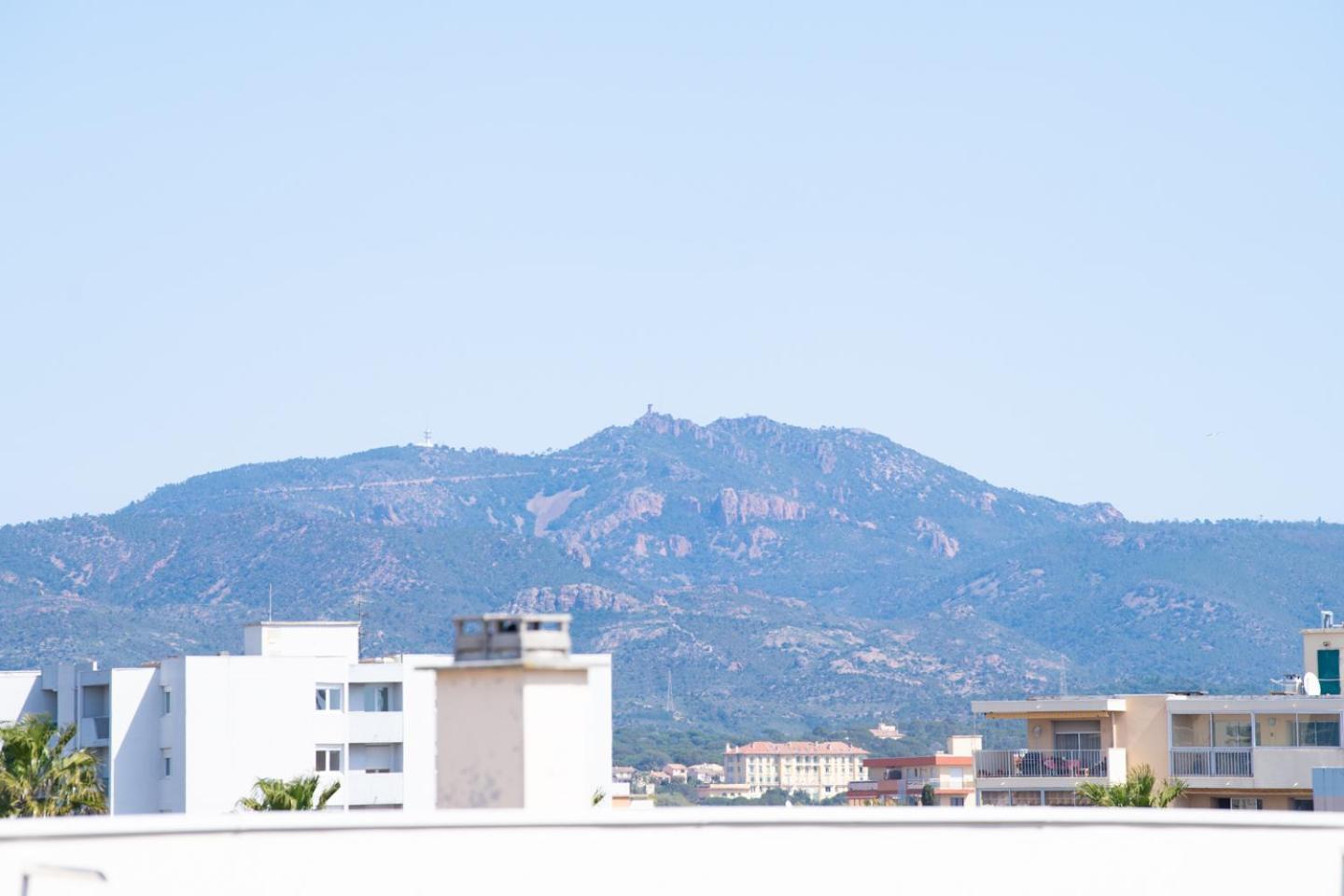 Appartement 2 Chambres, Proche Des Plages, Parking Fréjus